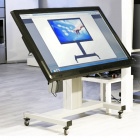 Stojan na interaktivní monitory a televize s nastavením výšky i náklonu pomocí ovladače OMB Electric Trolley